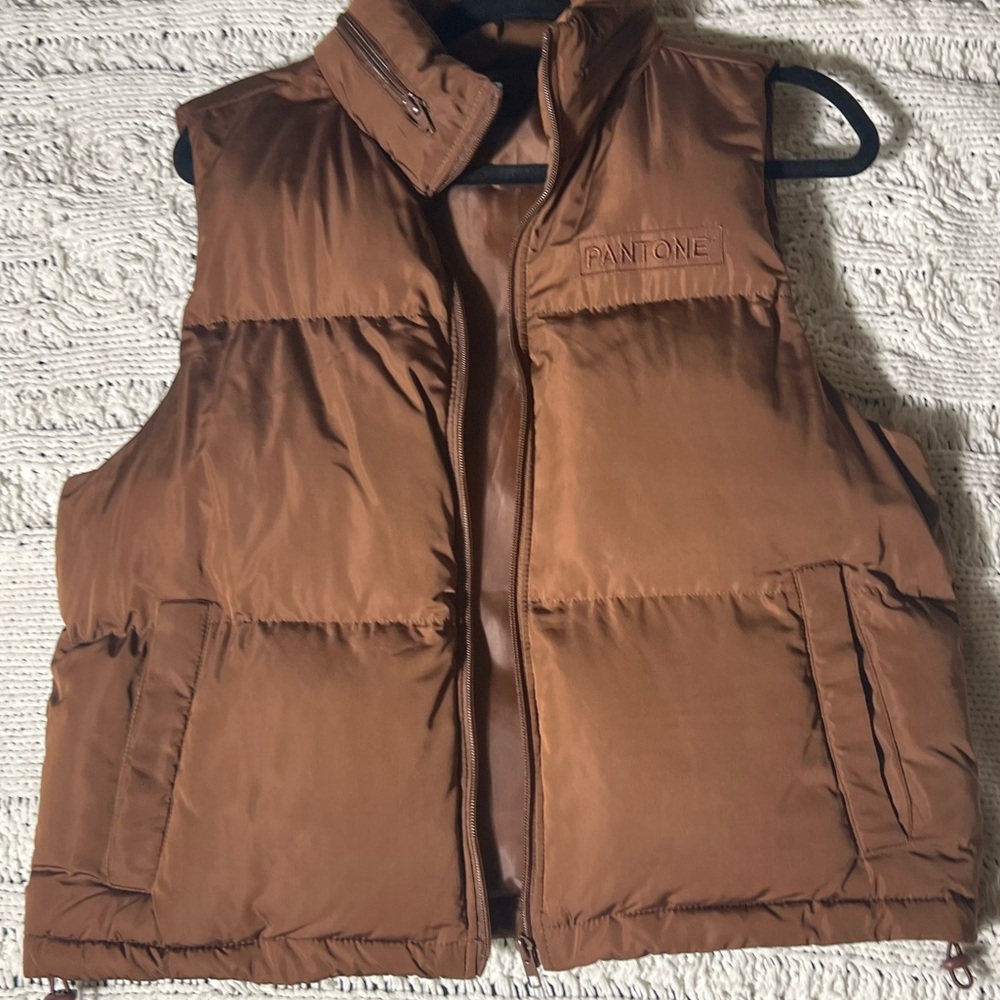 PANTONE CHOCOLATE BROWN PUFFER VEST